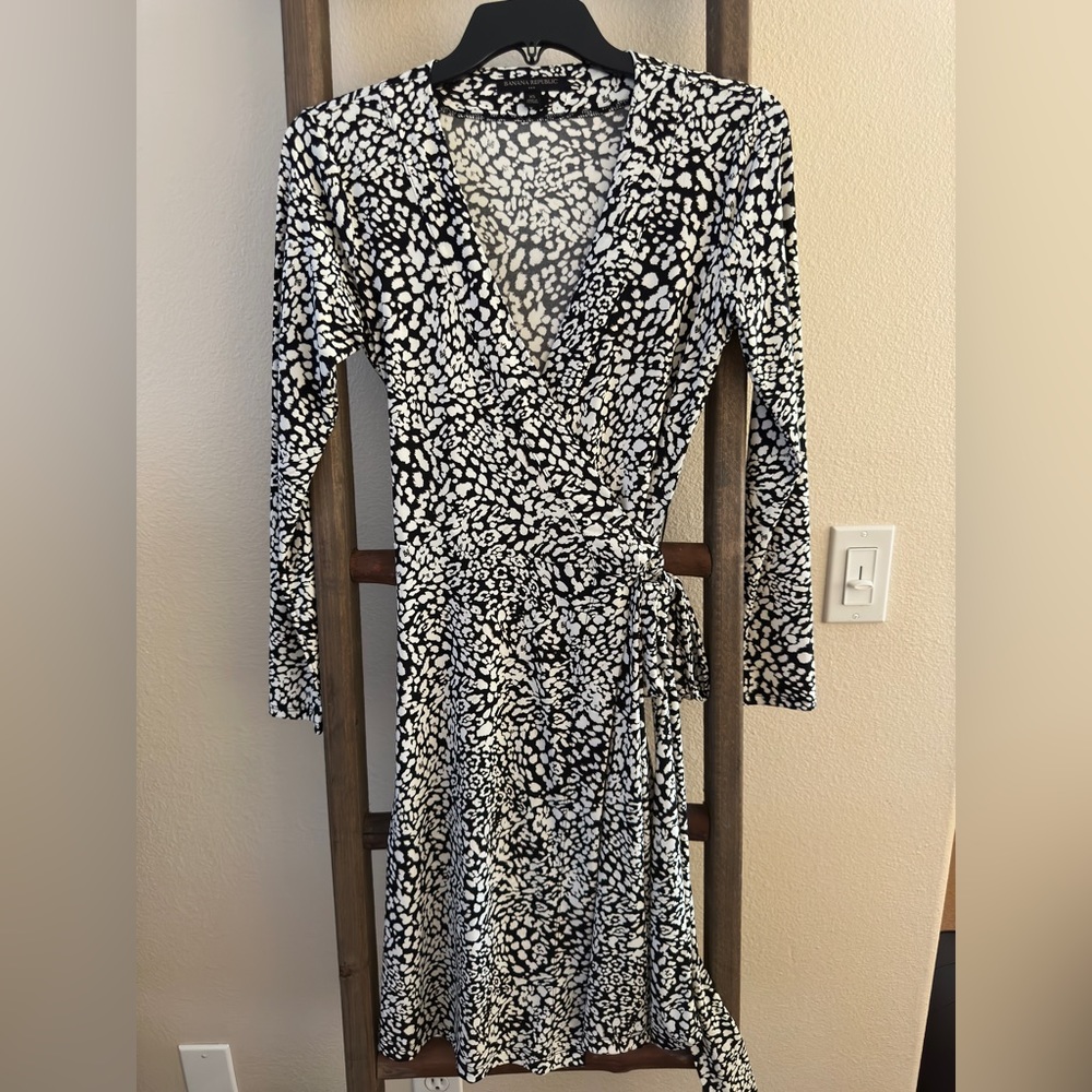 Banana Republic brand women dress size: XS Black and White
Wore just one time